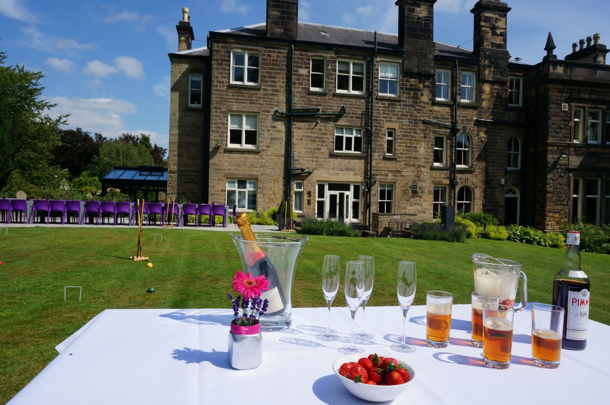 Large grounds for drinks receptions